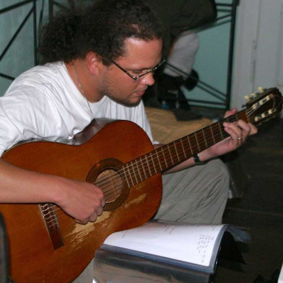 Ian Manzanal à la guitare